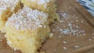 Bolo simples com calda de coco